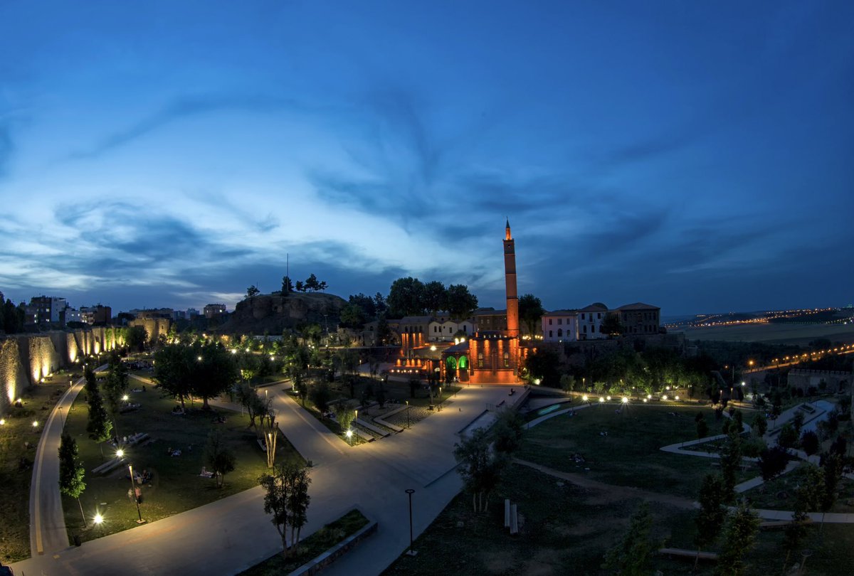 "Kaç yol, ağlamaklı oluyorum geceleri,
Asıl bizim aramızda güzeldir hasret
Ve asıl biz biliriz kederi."

Ahmed Arif