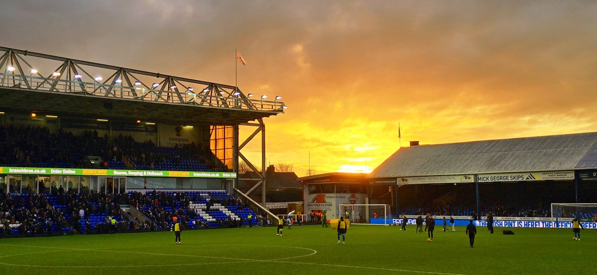 Half-time sunset at the Weston Homes Stadium (or London Road for old school fans). 🇳🇬 <a href="/Argyle/">Plymouth Argyle FC</a> 🇳🇬 lead Peterborough United 1:0. A great 1st half performance from #Argyle