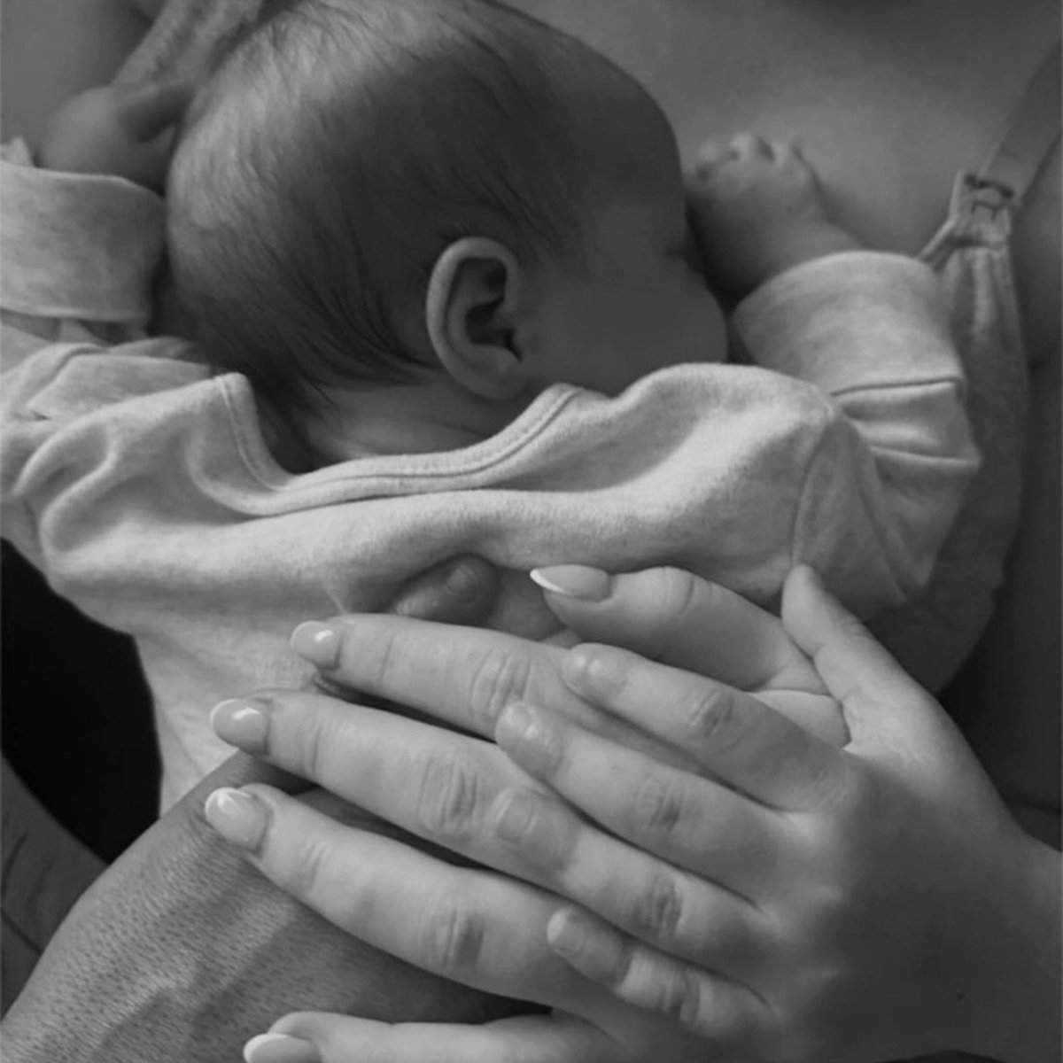 PopTingz's tweet image. Perrie Edwards announced she has given birth to a daughter, Alanis Valentine. 

This is the singer's second child with footballer Alex Oxlade-Chamberlain.