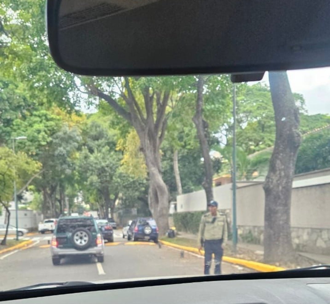 MundarayZair's tweet image. #URGENTE El @SENIAT_Oficial acompañado de la policía irrumpen en una zona residencial de Caracas a inventariar bienes y personas. Intentan aplicar un cuestionario con interrogantes peligrosas para la seguridad personal, como quienes y cuantos habitantes tienen las viviendas o la…