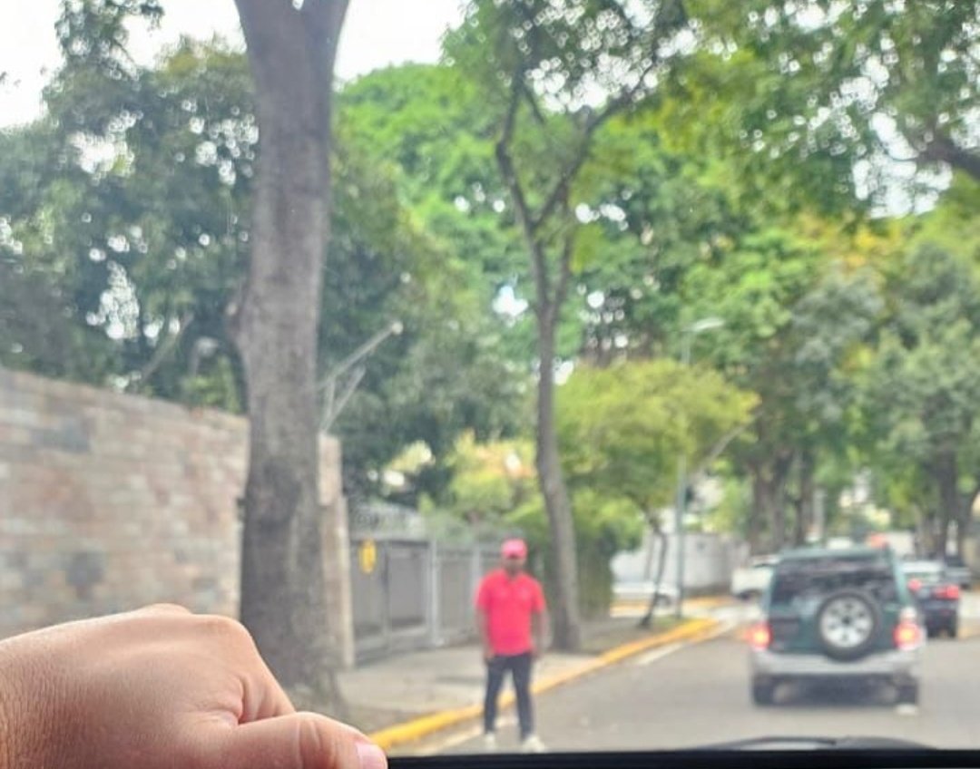 MundarayZair's tweet image. #URGENTE El @SENIAT_Oficial acompañado de la policía irrumpen en una zona residencial de Caracas a inventariar bienes y personas. Intentan aplicar un cuestionario con interrogantes peligrosas para la seguridad personal, como quienes y cuantos habitantes tienen las viviendas o la…