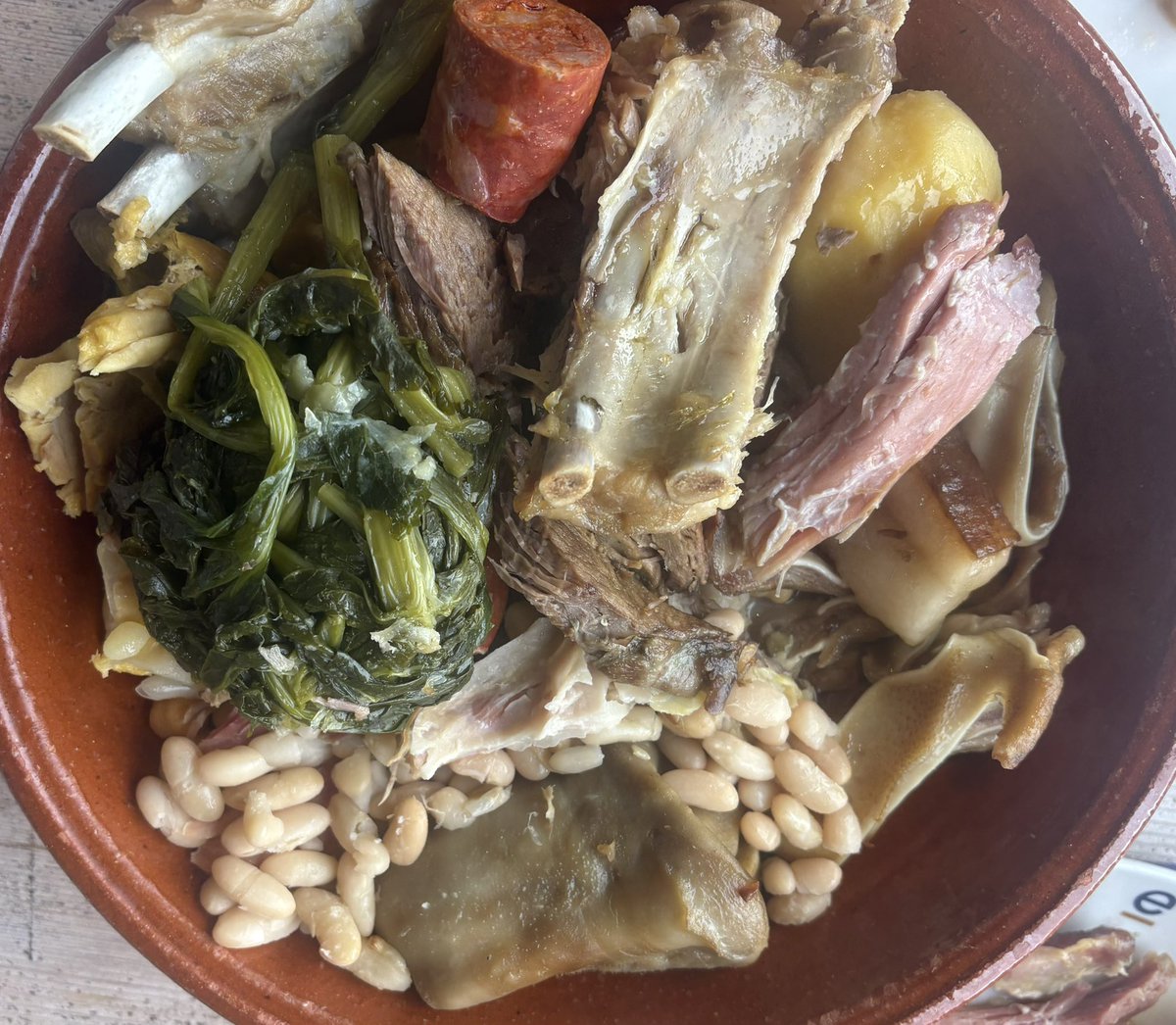 Cocodrilodos's tweet image. Hoy la señora marquesa y yo, con la ausencia de @MartaRammstein que no pudo venir a última hora, nos marcamos un cocido gallego en el @paradores de Baiona. 

Hasta aquí todo bien. No voy a entrar en el frío que pasamos porque la bomba de calor de la caldera dejó de funcionar.…