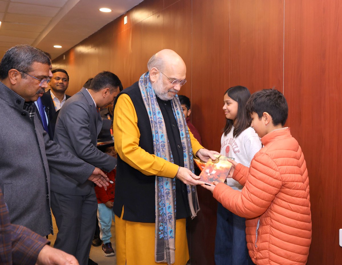 AmitShah's tweet image. Anand Math, the literary classic authored by Bankim Chandra Chattopadhyay Ji, created history by inspiring millions of Indians to wage the freedom struggle and end British rule.

At the New Delhi World Book Fair, gifted copies of 'Anand Math' to children to light their minds with…