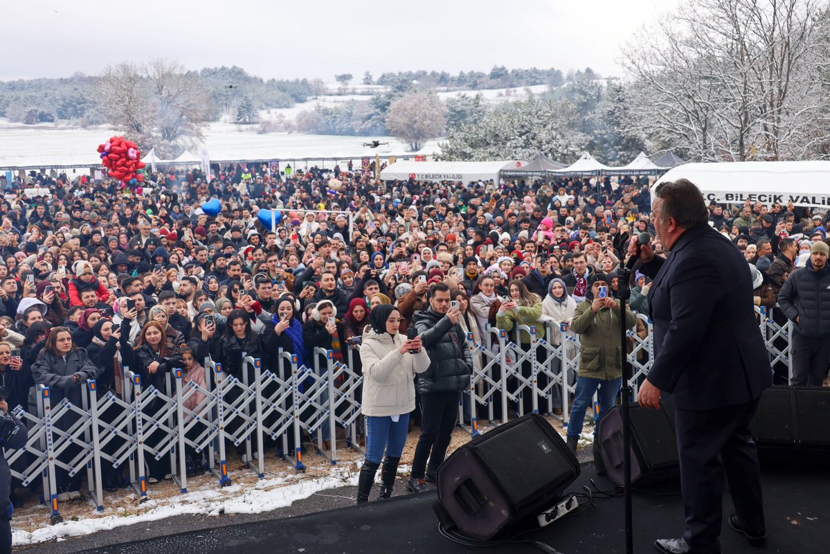 🎶 Gölpark’ta İsmail Türüt Coşkusu! 🎶

Karadeniz ezgilerinin güçlü sesi İsmail Türüt, Gölpark Kış Festivali’nde hemşehrilerimizle buluştu.

Horonun, coşkunun ve müziğin bir an olsun durmadığı konserde Gölpark, unutulmaz bir güne sahne oldu.

Festival alanını dolduran