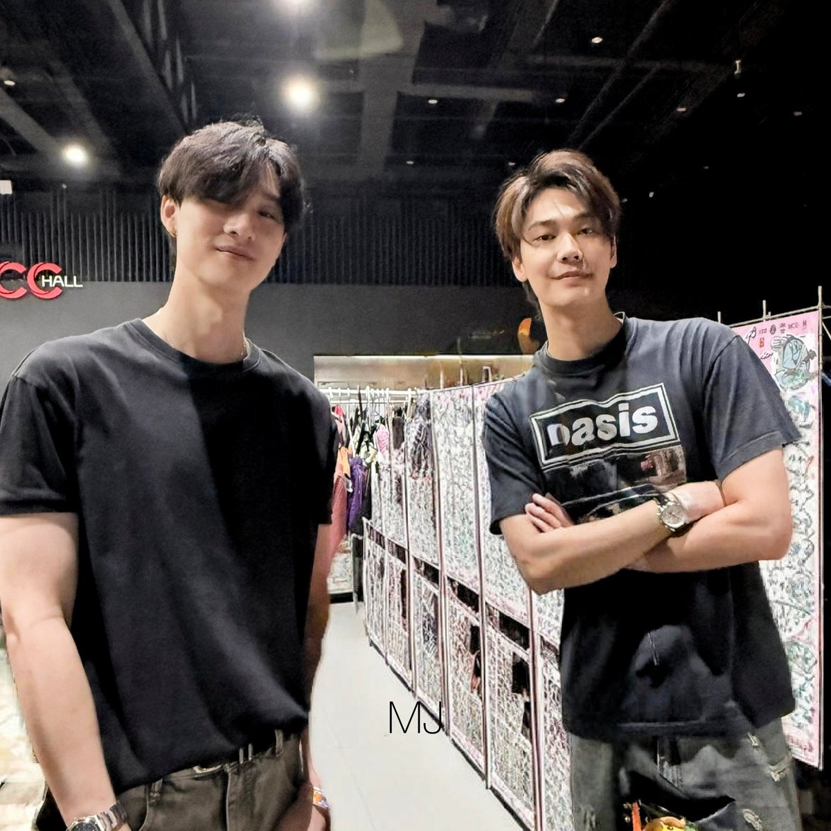 hujandibumiku's tweet image. dew: sengaja dikasi space, soalnya aston ga ikut. nnt tinggal edit aston di tengah🤣
tee: kamu sihh, td kan aku bilang ajak aja
dew: gamau nnt dia rusuh dan gangguin kita🤣🫰

#dewtee #dewteefamiliy 
cr: iirony_