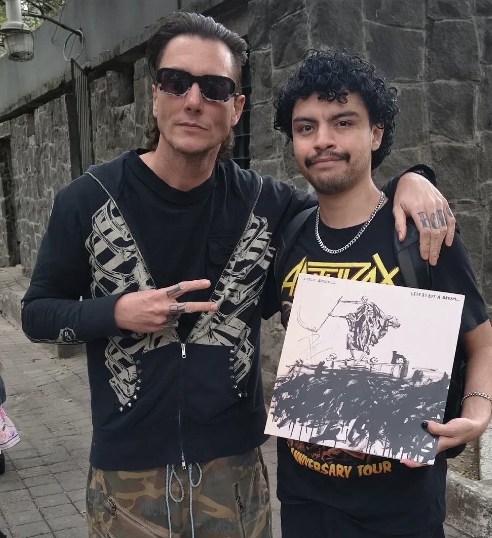 synenthusiast's tweet image. Guess who's wearing the same outfit again? Syn Gates in a new photo with a fan! 

📸: @/sebas.rb.98 on IG