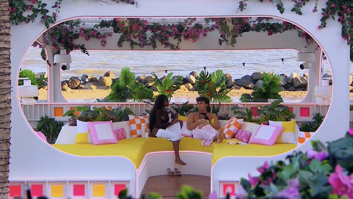 taesyouniverse's tweet image. People We Meet on Vacation (2025)