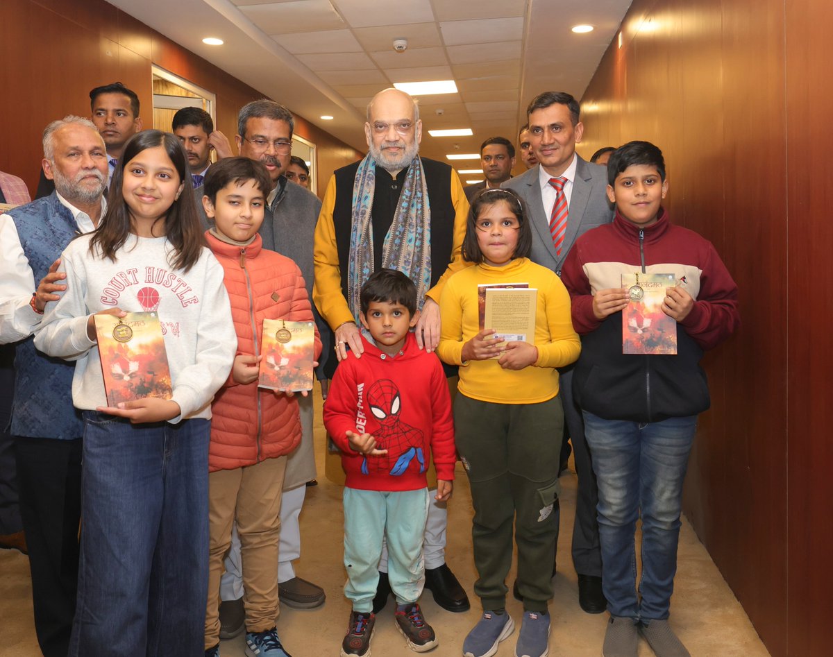 AmitShah's tweet image. Anand Math, the literary classic authored by Bankim Chandra Chattopadhyay Ji, created history by inspiring millions of Indians to wage the freedom struggle and end British rule.

At the New Delhi World Book Fair, gifted copies of 'Anand Math' to children to light their minds with…