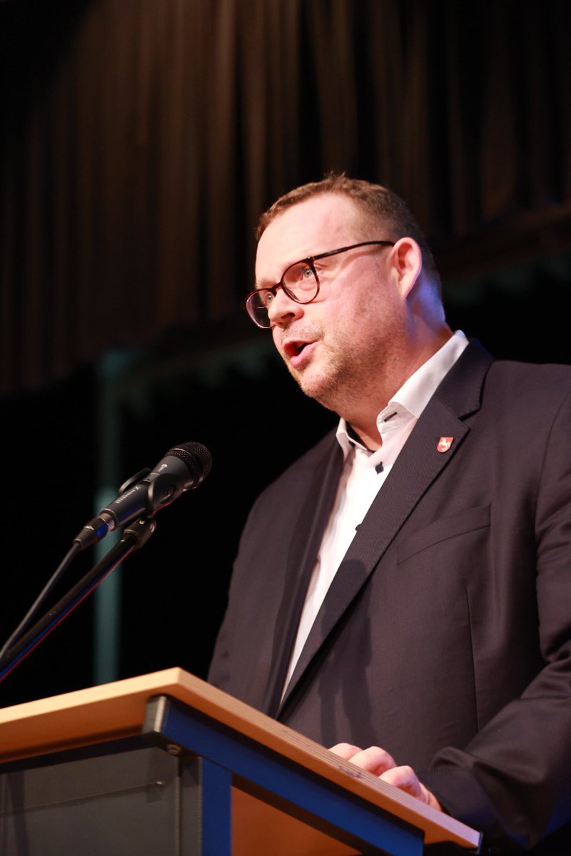 Ansgar_Schledde's tweet photo. Dass Superwahljahr 2026 lässt uns alle noch enger zusammenrücken. Die AfD-Spitzenvertreter @Uwe_Schulz_AfD aus Hessen, Martin @Vincentz_AfD aus NRW, @Joerg_UrbanAfD aus Sachsen, Martin @M_Reichardt_AfD aus Sachsen-Anhalt, meine Landtagskollegin Vanessa @MdlBehrendt und viele andere waren dazu bei uns zum Neujahrsempfang in Hannover. Vor dem Publikum im ausgebuchten Saal haben wir mit Nachdruck klargemacht: Zusammen gehört uns die Zukunft!