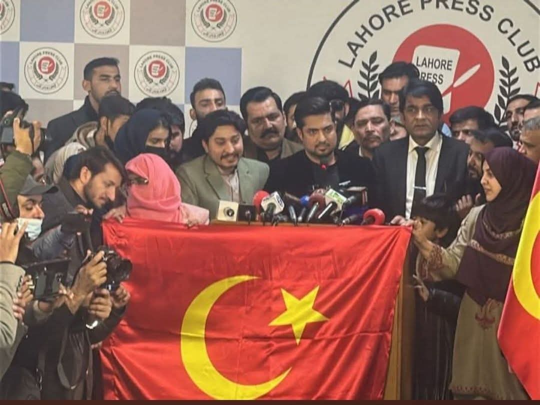 بھائی اقرا الحسن کو سیاسی جماعت کے قیام پر مبارک باد۔ صحافت سے سیاست تک کا سفر اصولوں کا کڑا امتحان ہوتا ہے۔ امید ہے کہ یہ قدم عوامی نمائندگی کو مضبوط کرے گا، مگر خدشہ یہی ہے کہ کہیں یہ عوام کو تقسیم کرنے کا ٹریپ ثابت نہ ہو۔ فیصلہ وقت پر چھوڑتے ہیں 
<a href="/iqrarulhassan/">Iqrar ul Hassan Syed</a> best of luck 🥰