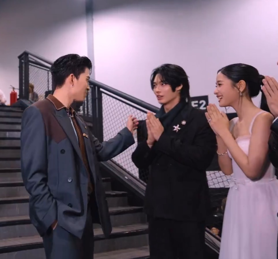 GdVip_Bangs's tweet image. ปอนด์ แกทำได้ไงวะ 5555555+ ภาพประวัติศาสตร์เลยนะ นั่นมันเจ้าของธุรกิจที่ได้กำไรเป็นอันดับ 4 ของประเทศ ผู้ถือหุ้น GMM 14 ล้านหุ้นเลยนะเว้ยยย 55555555+ ถ้าไม่ใช่คุณธีร์ คงไม่มีภาพแบบนี้ให้เห็นหรอก 555555+

#MeAndTheeSeriesFinalEP