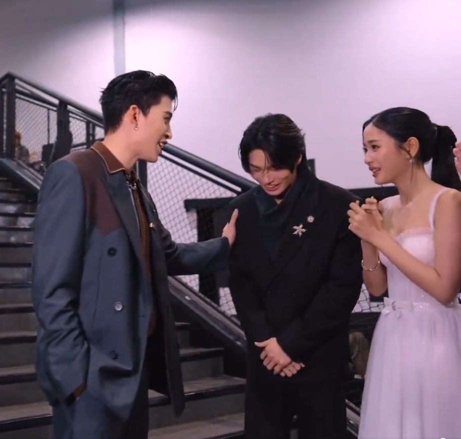 GdVip_Bangs's tweet image. ปอนด์ แกทำได้ไงวะ 5555555+ ภาพประวัติศาสตร์เลยนะ นั่นมันเจ้าของธุรกิจที่ได้กำไรเป็นอันดับ 4 ของประเทศ ผู้ถือหุ้น GMM 14 ล้านหุ้นเลยนะเว้ยยย 55555555+ ถ้าไม่ใช่คุณธีร์ คงไม่มีภาพแบบนี้ให้เห็นหรอก 555555+

#MeAndTheeSeriesFinalEP