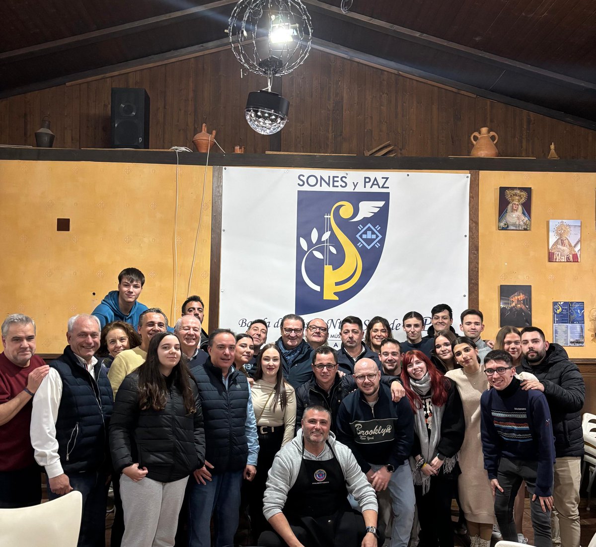 📸 | 𝐀𝐆𝐄𝐍𝐃𝐀 

Hoy hemos tenido una visita muy especial, el capataz general de la Esperanza de Triana (Sevilla) D. Juan Manuel López Díaz y su equipo de trabajo. 

Un rato muy agradable de charla, experiencia y comida junto a ellos.

¡Gracias por la visita! 🫂