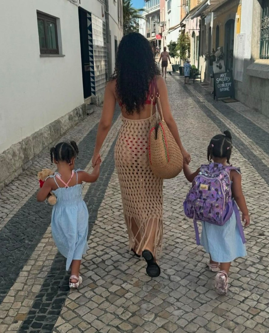 hourly_lmx's tweet image. LITTLE MIX IS BACK