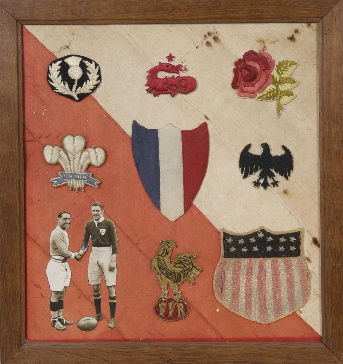 Frederic's tweet photo. Magnifique souvenir Bayonnais !

Dans ce superbe encadrement, André Behoteguy (19 caps 1923-1929) a conservé les badges de ses maillots (France, Cognac mais manque l’Aviron !) et ceux de ses adversaires 🏴󠁧󠁢󠁳󠁣󠁴󠁿🏴󠁧󠁢󠁥󠁮󠁧󠁿🏴󠁧󠁢󠁷󠁬󠁳󠁿🇩🇪🇺🇸

Et en 📷 son seul capitanat face à 🇮🇪 en 1928 :) https://t.co/4EdP6Md148