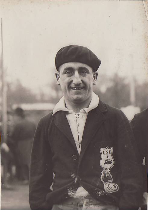 Frederic's tweet photo. Petite galerie de photo d’André Behoteguy, un des joueurs les plus populaires de la fin des années 20 !

Homme clé de l’Aviron Bayonnais avant de rejoindre son frère Henri à Cognac pour la deuxième partie de sa carrière 

Fiche chez @Finales_Rugby  https://t.co/0JZoOU1hzr https://t.co/VuygoFm8qT