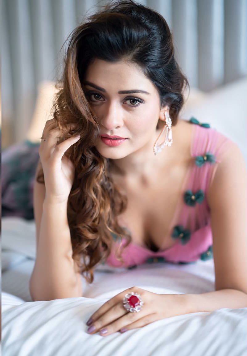 लपक के लिपटूँगी उसे, 
ले बाँहों का हार,     
 पिंघलेगा भीतर मेरे, 
मैं तो हूँ तैयार