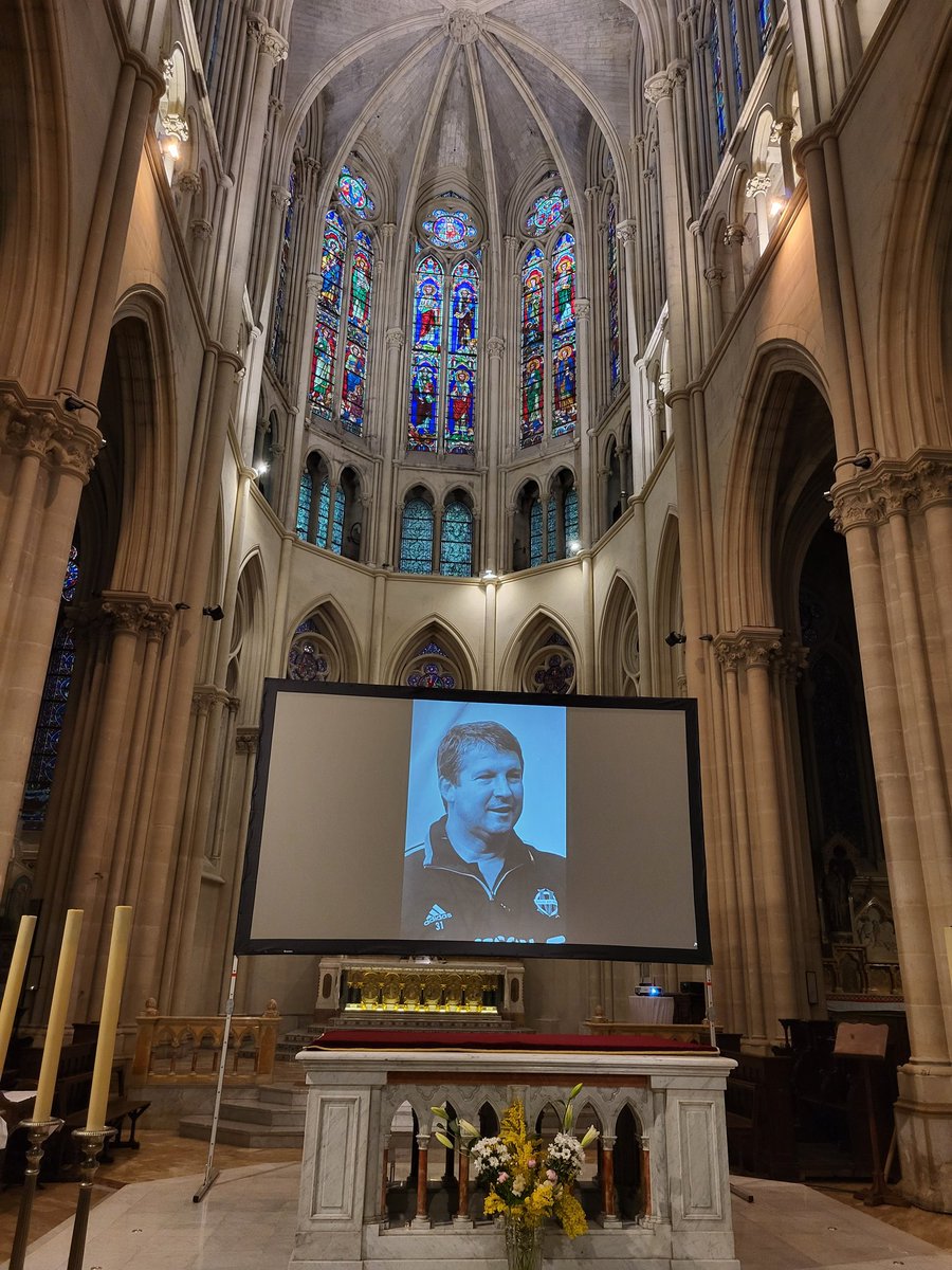 _foceane's tweet image. A jamais dans le cœur des marseillais #RollandCourbis 
🙏💙🤍