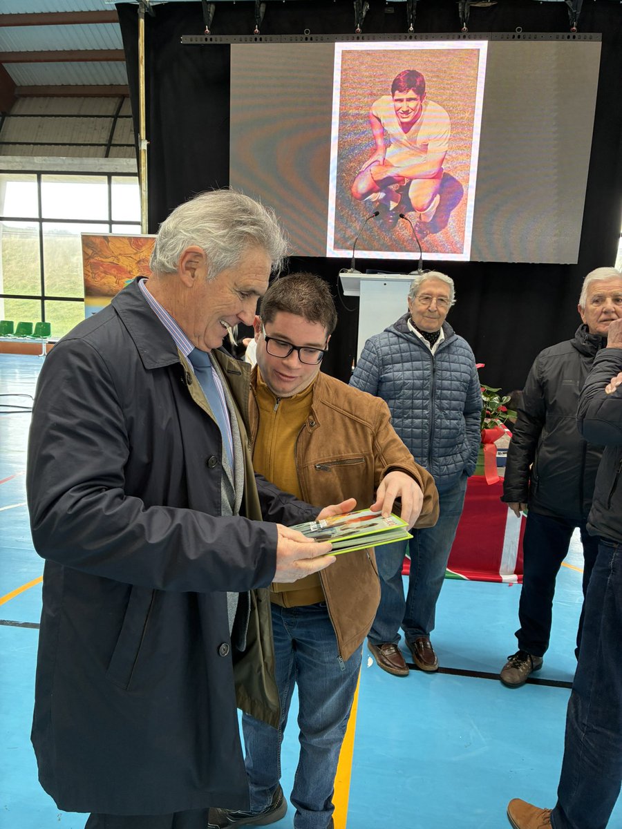 aballcant's tweet photo. Además, nuestro responsable, @Anru42 le ha entregado un ejemplar del libro de @futbolensilla. Estamos seguros de que estaría listo para jugar con nosotros. Sus remates de cabeza serían un peligro para nuestros rivales.

#HagamosDeLaDiscapacidadUnaCapacidad https://t.co/nNXHeNePkF