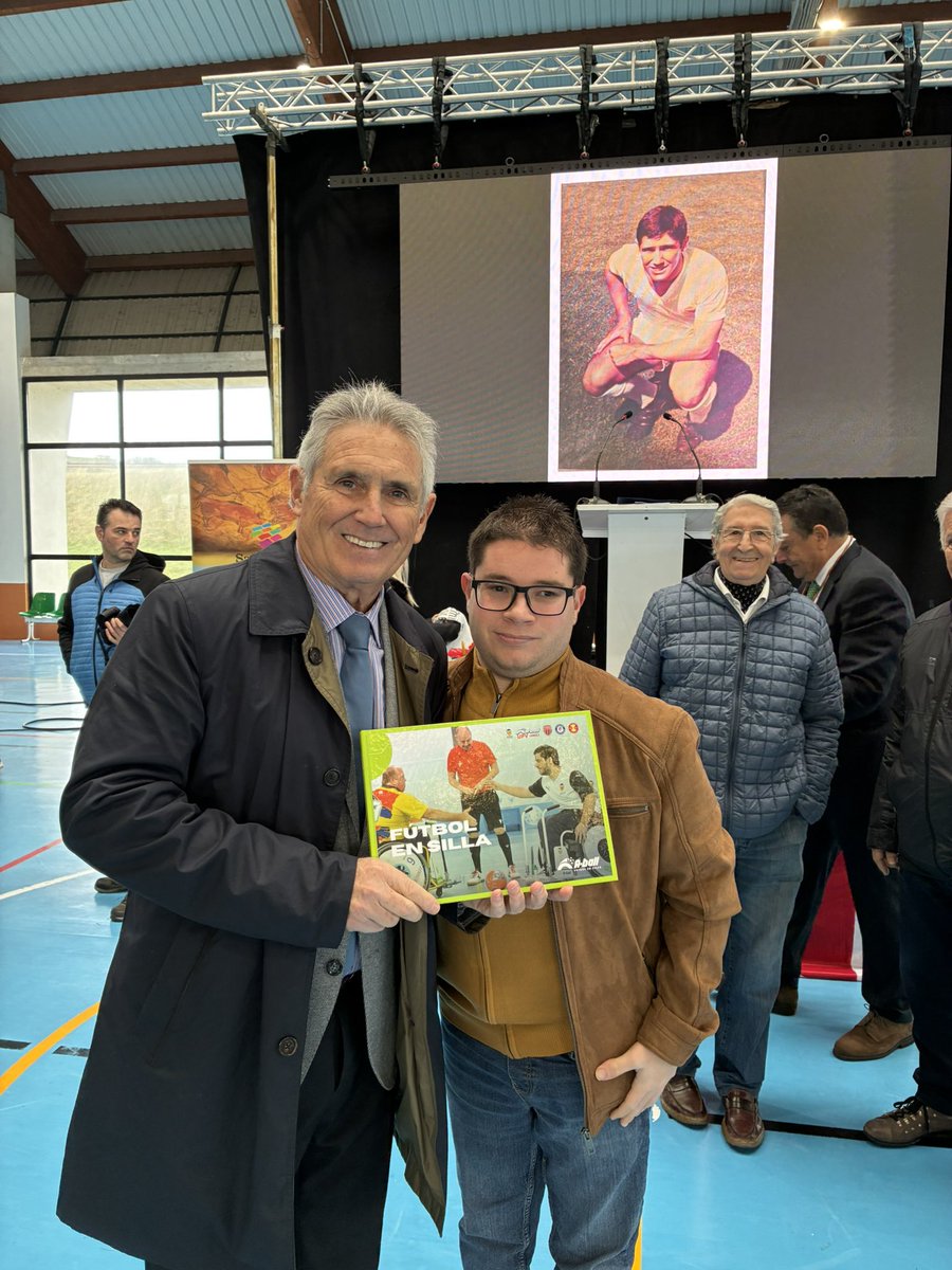 aballcant's tweet photo. Además, nuestro responsable, @Anru42 le ha entregado un ejemplar del libro de @futbolensilla. Estamos seguros de que estaría listo para jugar con nosotros. Sus remates de cabeza serían un peligro para nuestros rivales.

#HagamosDeLaDiscapacidadUnaCapacidad https://t.co/nNXHeNePkF