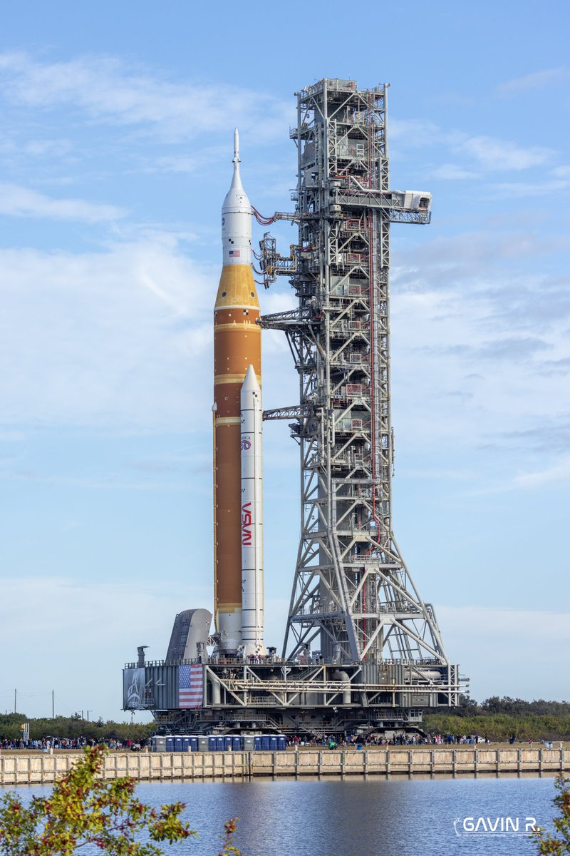 tweetsiphotos's tweet photo. Photos from today's rollout of NASA's SLS rocket, which will send humans around the Moon for the first time in over 50 years.

📸 for @TLPN_Official https://t.co/wLXHyhlk4o