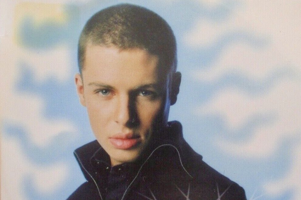 ⚫️ Le chanteur Andrew McCarthy de son vrai nom Olivier Robert, membre de l'ancien boys band #GSquad, a été retrouvé mort à son appartement de Drancy à l'âge de 52 ans, il se serait suicidé en avalant une importante dose de médicaments kavinka.over-blog.com/2026/01/boys-b…