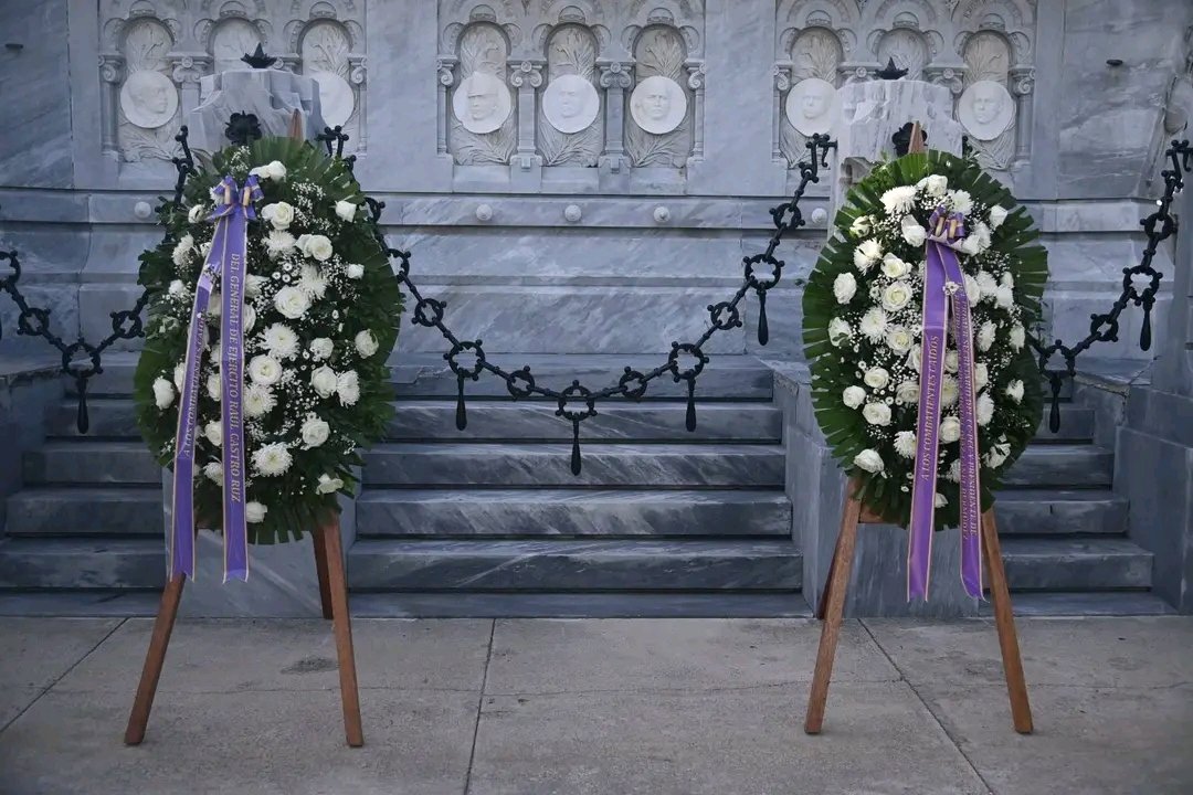 Inani11's tweet photo. #HonorYGloria 🇨🇺 ll Nuestros héroes no descansan, su ejemplo inmortal late en el corazón del pueblo
📌 Inhumados este viernes en #LaHabana los restos mortales de 4 de los 32 cubanos caídos en #Venezuela
https://t.co/tFh6RwguNv https://t.co/WQEgrYZDgc