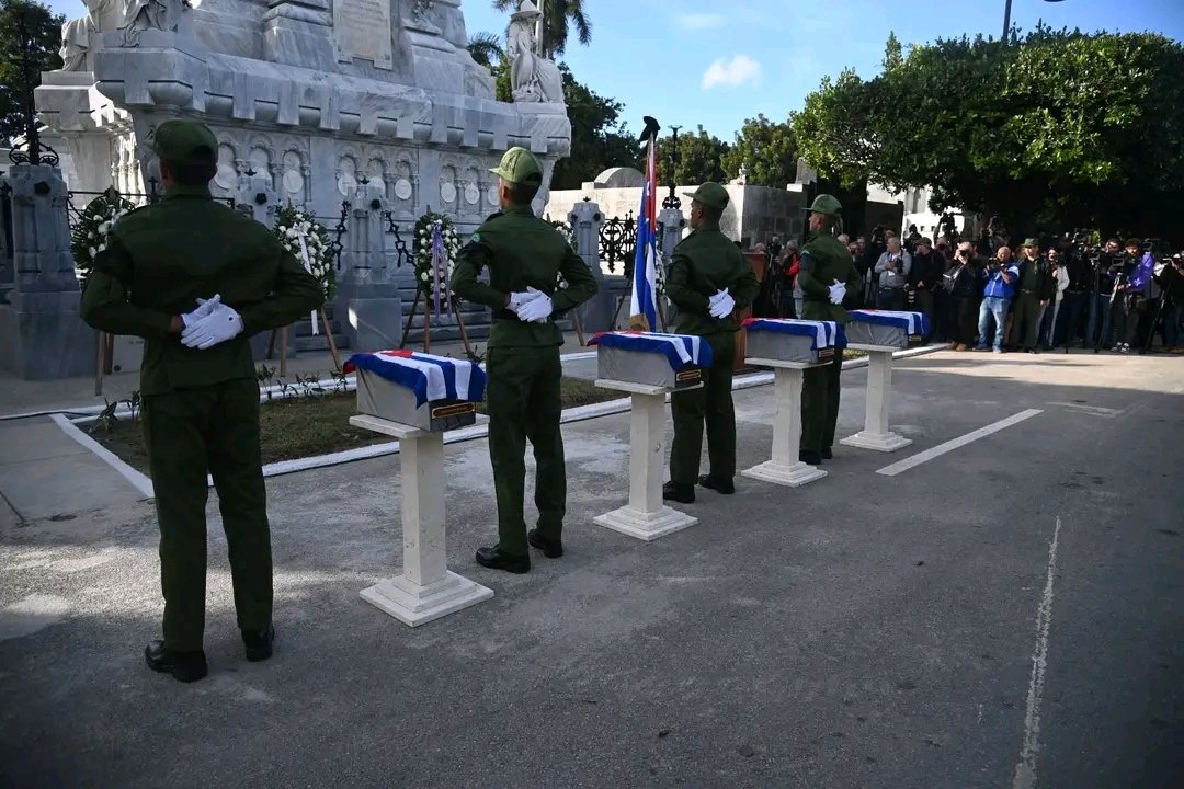 Inani11's tweet photo. #HonorYGloria 🇨🇺 ll Nuestros héroes no descansan, su ejemplo inmortal late en el corazón del pueblo
📌 Inhumados este viernes en #LaHabana los restos mortales de 4 de los 32 cubanos caídos en #Venezuela
https://t.co/tFh6RwguNv https://t.co/WQEgrYZDgc