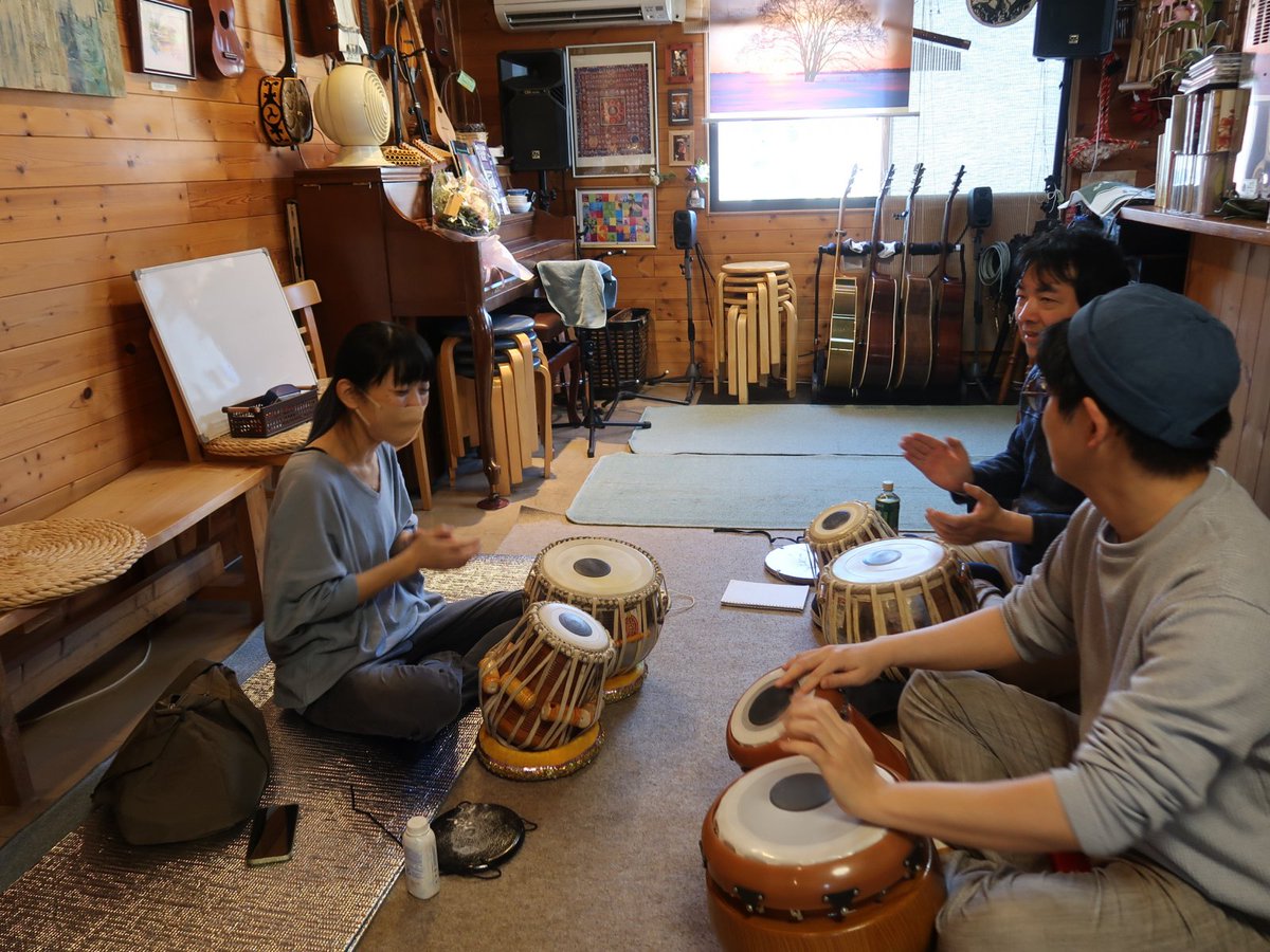 お日記の更新。先週末はボイラー室ライブで、たろさんがおたんじょうびおめでとうソングを吹いてくれたり、町田・万象房タブラお教室だったり。
あと、２月の万象房レッスンは８日（日）ですだよー。あつまれタブラっ子！どんとこーい！ayako-0109.hatenablog.com/entry/2026/01/…