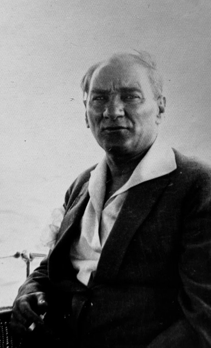 "Şu ve bu tarzda birtakım kuş beyinli kimselere kendinizi beğendirmek hevesine düşmeyiniz."

📰 Milliyet, 13 Mart 1926