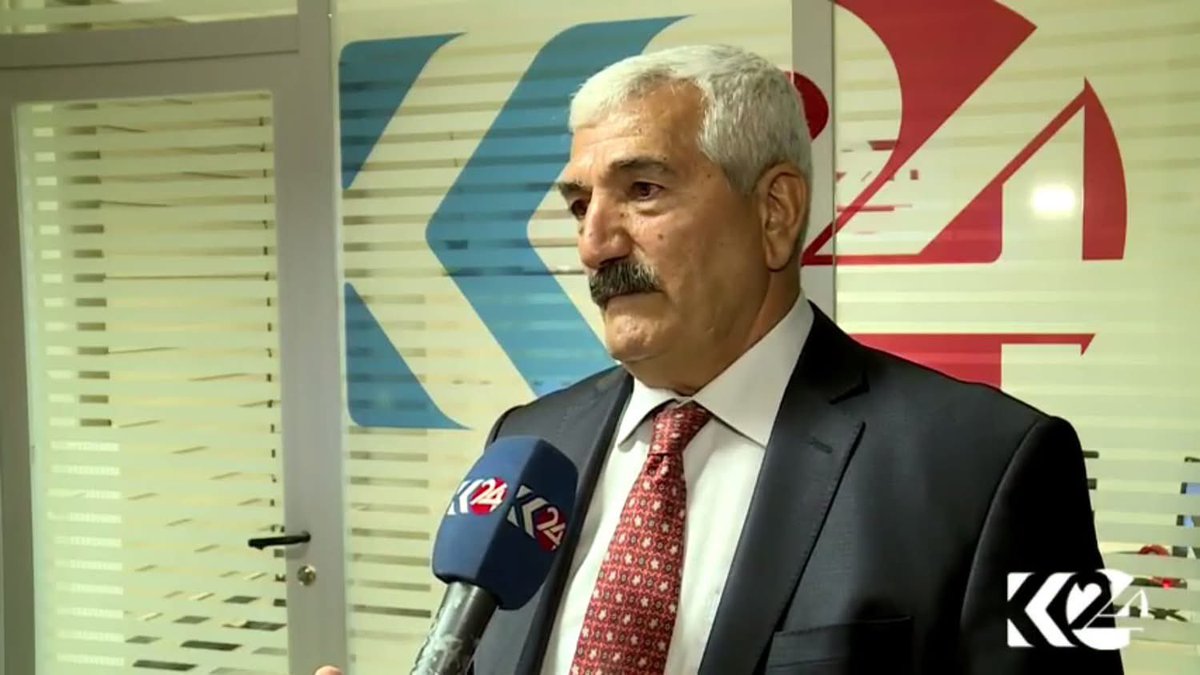 sessizlerinse10's tweet photo. 📌 Refik Karakoç: “Ahmet Şara’nın Kararnamesi Kürtleri Aldatmaya Yönelik”

🗣️ HAK-PAR eski Genel Başkanı Refik Karakoç, Ahmet Şara tarafından yayımlanan kararnameye ilişkin sert eleştirilerde bulundu. Karakoç, söz konusu kararnamenin Kürtlerin en temel insani haklarını dahi içermediğini belirterek, belgenin Kürtleri oyalamaya yönelik bir planın parçası olduğunu savundu.

📌 Karakoç, ana dilde eğitim hakkının evrensel ve temel bir hak olmasına rağmen kararnamede yer almadığına dikkat çekerek, “Bu durum, kararnameye yaklaşırken son derece temkinli olunması gerektiğini açıkça ortaya koymaktadır” dedi. Kararnamenin içeriğinin Kürtlerin gerçek taleplerini karşılamaktan uzak olduğunu ifade eden Karakoç, planın Türkiye tarafından kurgulandığını ileri sürdü.

🔗 Cumhuriyetin kuruluş sürecinde Kürtlere yönelik uygulamaları hatırlatan Karakoç, benzer bir yöntemin bu kez Rojava Kürtleri üzerinde hayata geçirilmek istendiğini belirtti. “Her yönüyle Türkiye tarafından hazırlandığı anlaşılan bir kararnameyle karşı karşıyayız. Üstelik içindeki sınırlı taahhütlerin dahi ilerleyen süreçte çeşitli gerekçelerle uygulanmayacağı bilinmelidir” ifadelerini kullandı.

📌 Karakoç, Rojava yönetimine de çağrıda bulunarak, bu sürecin ciddi riskler barındırdığını vurguladı. Kürtlerin tüm kurumlarının sorumluluk alması gerektiğini belirten Karakoç, “Rojava yönetimi bu oyuna gelmemelidir. Kürt kurumları bu konuda Rojava’yı uyarmalı ve yalnız bırakmamalıdır. Aksi halde tarih, Kuzey Kürdistan’da olduğu gibi yeniden tekerrür edecektir” uyarısında bulundu.
