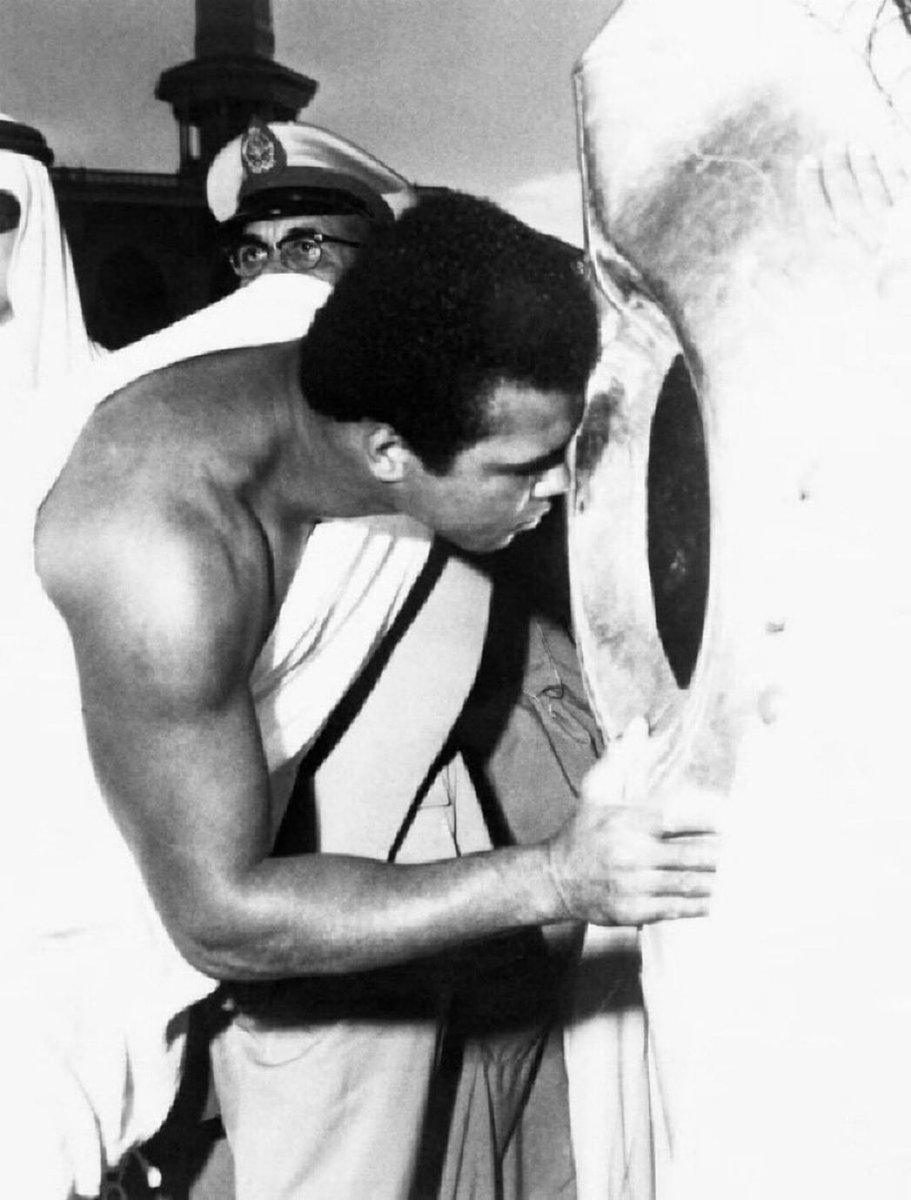Muhammad Ali kissing the black stone 🖤