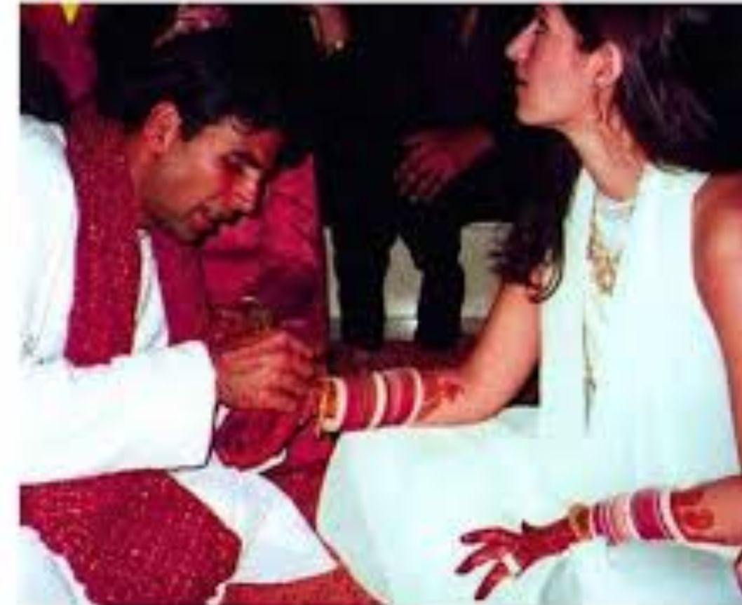 SushankSaini130's tweet photo. Happy  25th  marriage  anniversary
#akshaykumar  and  #mrsfunnybones https://t.co/NgcA7tcD38