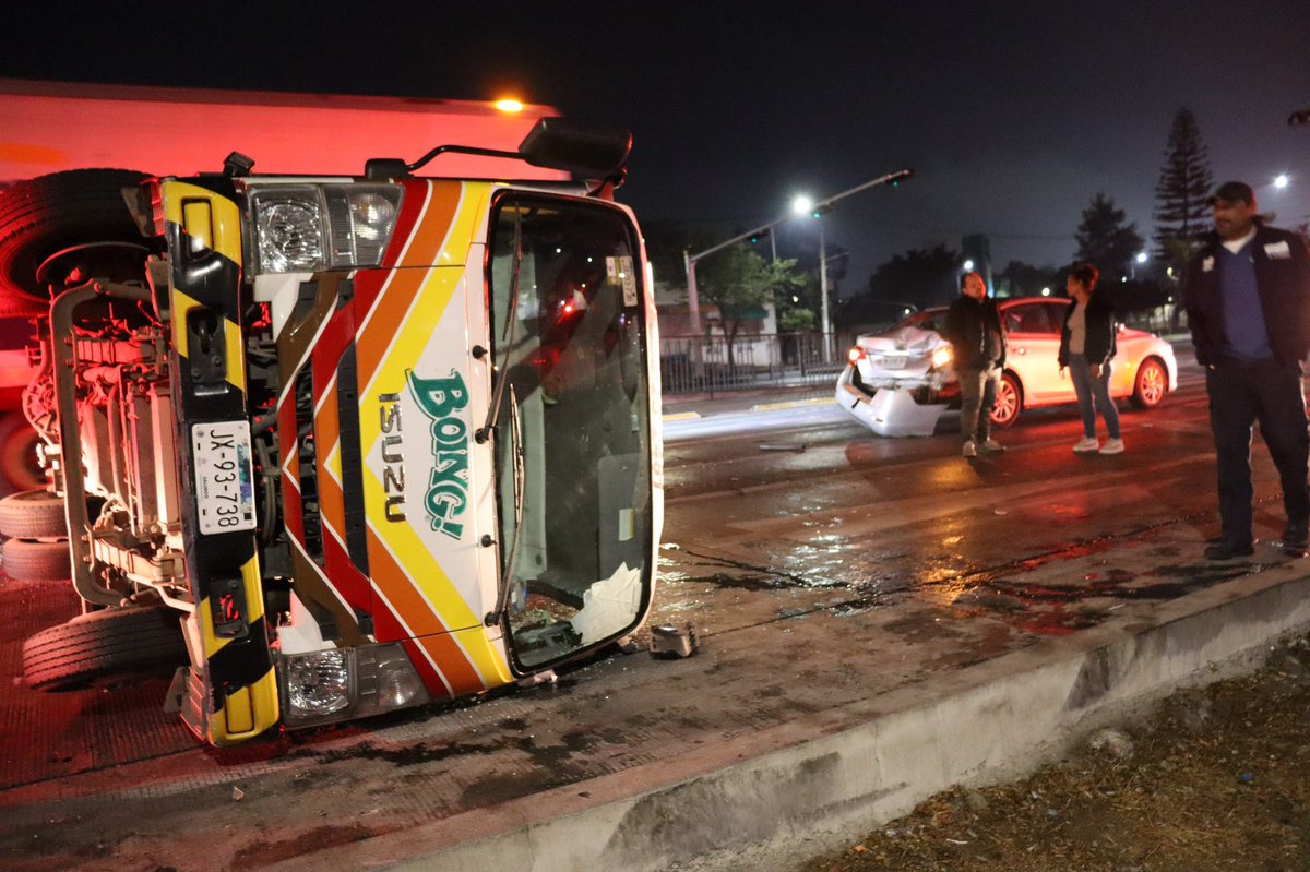 UMPCyBZ's tweet photo. #Entérate | Durante la madrugada, oficiales de #Base3 atendieron un accidente vehicular con volcadura en Periférico y Salvador González, col. Constitución. Un camión de caja seca y un auto sedán involucrados; ambos conductores ilesos. Mitigaron riesgos, encargándose @JaliscoVial. https://t.co/Vosb6UR54i