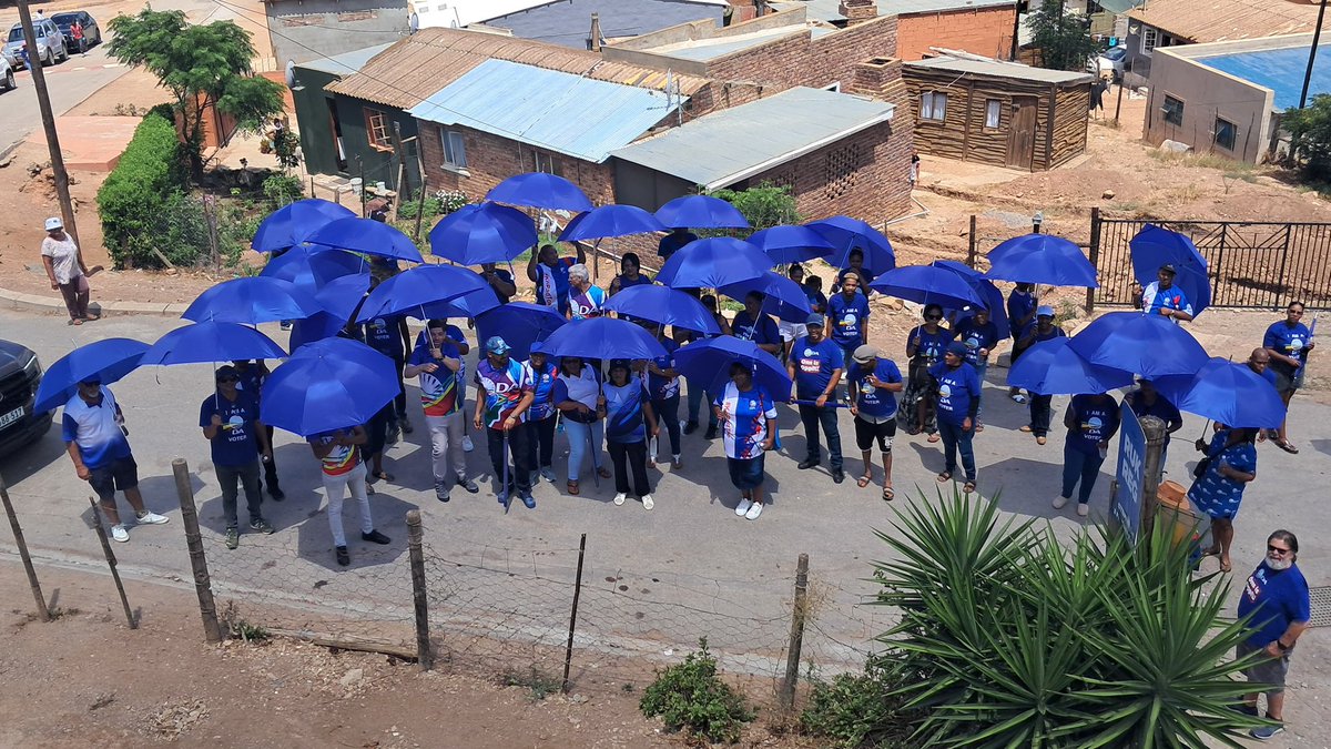 WesternCapeDA's tweet image. 🚀 Yoh, maar dit was lekker innie Bonnievale vandag met DA Wes-Kaap Leier Tertuis Simmers!

Die DA en ons kandidaat Daniel Baadjies is reg vir die Langeberg Wyk 4 tussenverkiesing op 3 Februarie. 

#StemDA 💙
#KomPadToe