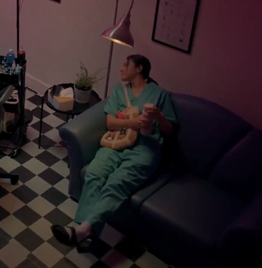 yauntonmi's tweet image. น้องนิดหน่อย with her ปาเก๋า เอ้ย กาเป๋า

 #คืนนี้ผมนอนไม่หลับEP2