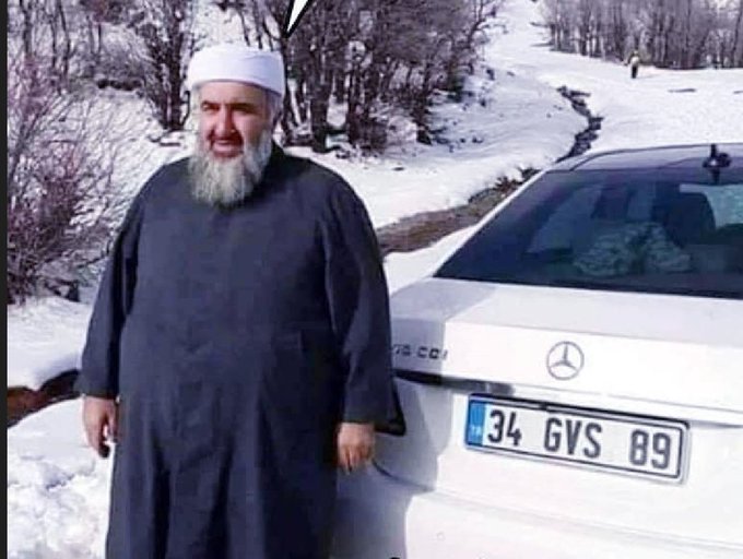 Şapka takmıyor gavur icadı diyor,
Pantolon giymiyor, gavur icadı diyor,
Kravat da takmıyor ama

Gavur icadı Mercedes'e biniyor,
lphone telefon kullanıyor, 
İsviçre saati takıyor..

Az gavur değilsin hacı..!!