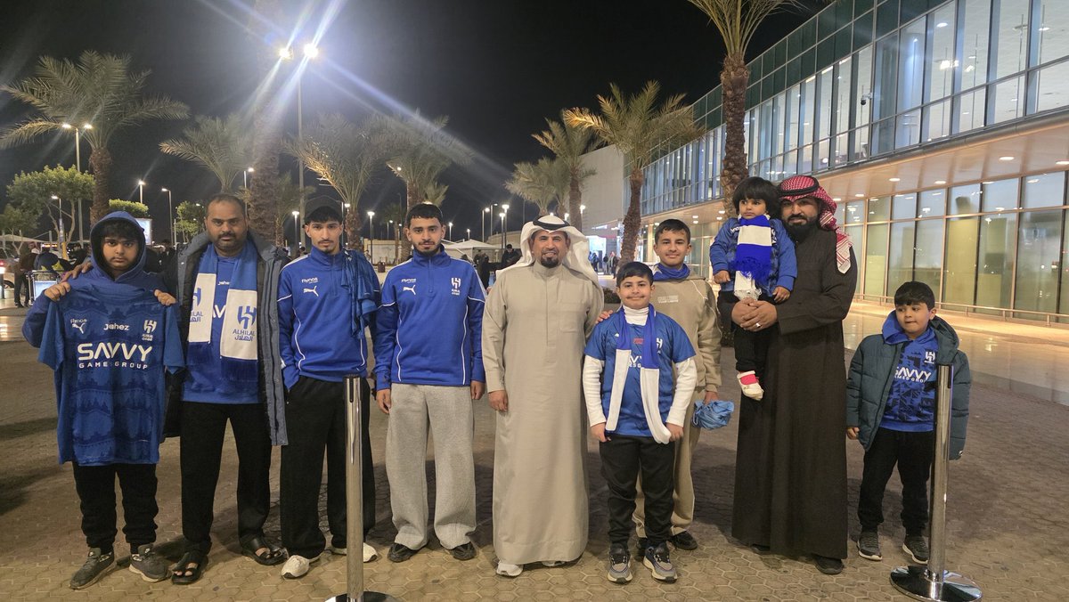 baytAlhilal's tweet image. 🚨🚨🚨📸 الزعماء في تبوك يتواجدون مبكرًا وقبل ساعتين من وصول بعثة الهلال في المطار، وذلك لاستقبال الفريق 🤯💙💙