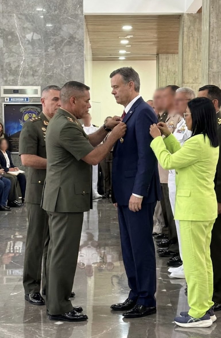 santiuribedel10's tweet photo. Quién iba a pensar que 2 semanas después de la captura de Maduro, la cúpula del Chavismo estaría recibiendo y condecorando al director de la CIA.

Los que juraron vencer al "imperio" terminaron arrodillados ante el. 😂 https://t.co/IMc0VcCjw4