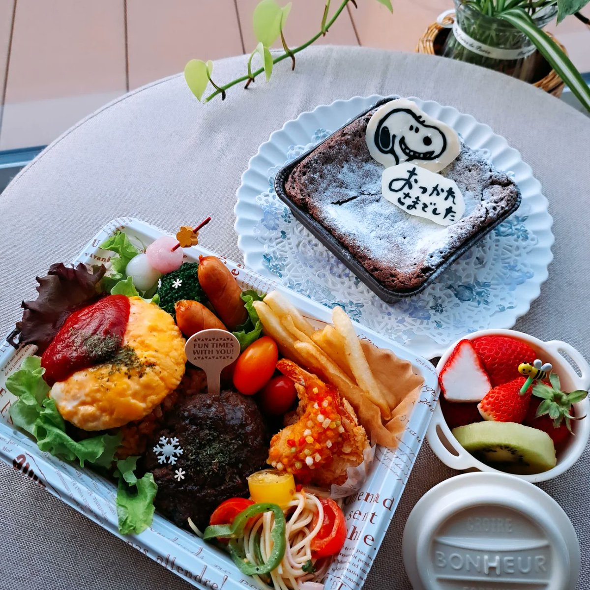 高校生3年間の息子弁当終了しました！！
私は高校の頃蓋をあけて食べられないような弁当を食べていました。それを作っていたのは私自身。あの頃の私に頑張ってやりきったぞと言ってやりたい。

卒業は3月1日なので、
とりあえずお疲れ様！という言葉をそえて。

#高校生最後　#最後のお弁当