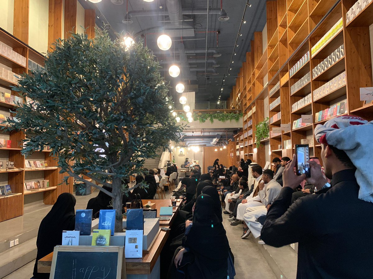 sophia_reads17's tweet image. الفكرة هي الأساس✨
لقاء مع أ. محمد فراتي 
يحاوره أ. سليمان الشمري