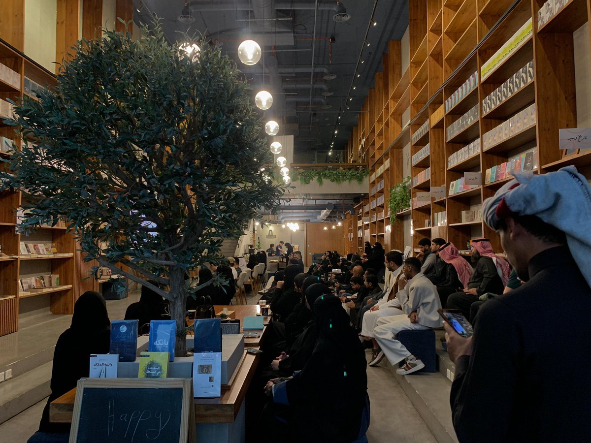 sophia_reads17's tweet image. الفكرة هي الأساس✨
لقاء مع أ. محمد فراتي 
يحاوره أ. سليمان الشمري