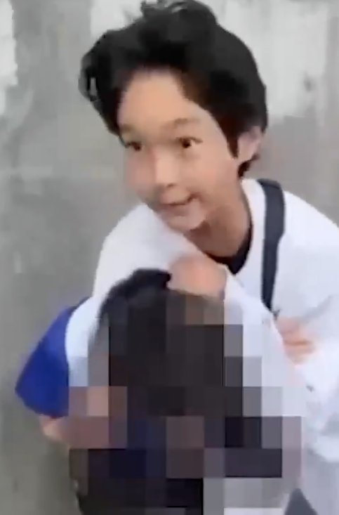 BasseyEmm53639's tweet photo. この大阪の事件、絶対に許せない！中学生が小学生の首を本気で絞めて気絶寸前まで追い込み、そのまま海に突き落とすなんて、完全に殺人未遂レベルの凶悪犯罪だ！笑いながらやってる姿見て胸が潰れそう…こんな残虐な行為を「いじめ」で片付けるなんてありえない！警察・大阪府警・関係機関は今すぐ本格捜査を開始して、加害者を特定・逮捕し、厳正に処罰してください！被害児童の命が危なかった事実を重く受け止めて、徹底的に真相を明らかにしてほしい！みんなで拡散して声を上げよう！このまま見過ごしたら次がある。子供たちの安全を守るために行動を！
#大阪いじめ #殺人未遂 #加害者逮捕 #いじめ撲滅 #子供を守れ
 #大阪いじめ #加害者処罰 #いじめ撲滅
 #大阪いじめ #加害者処罰 #いじめ撲滅