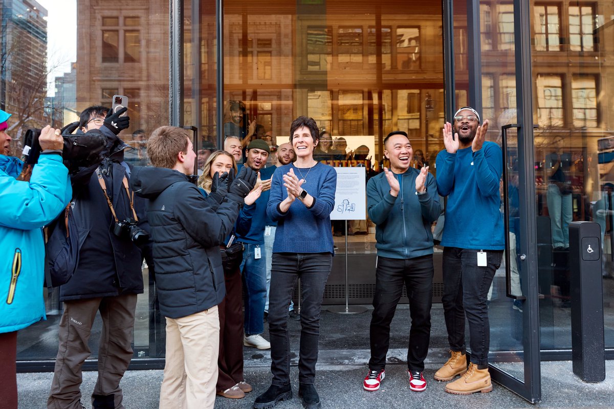 arnaudducouret's tweet photo. Le nouvel Apple Sainte-Catherine est vraiment magnifique. Encore une bonne raison de retourner à Montréal ! 😍 https://t.co/H5bPlod1yy