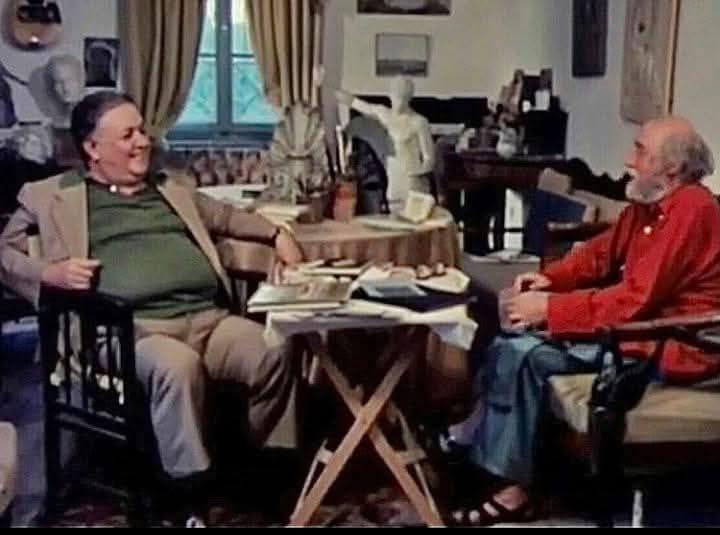 Τσαρούχης : Μου έκλεψαν δύο πίνακες προχτές
Χατζιδάκις :  Ποιοι?
Τσαρούχης : Επισκέπται. Γι' αυτό τα κλειδώνω
Χατζιδάκις :  Ποιοι επισκέπται?
Τσαρούχης : Α, οι καθωσπρέπει. Η αλητεία δεν κλέβει
ποτέ