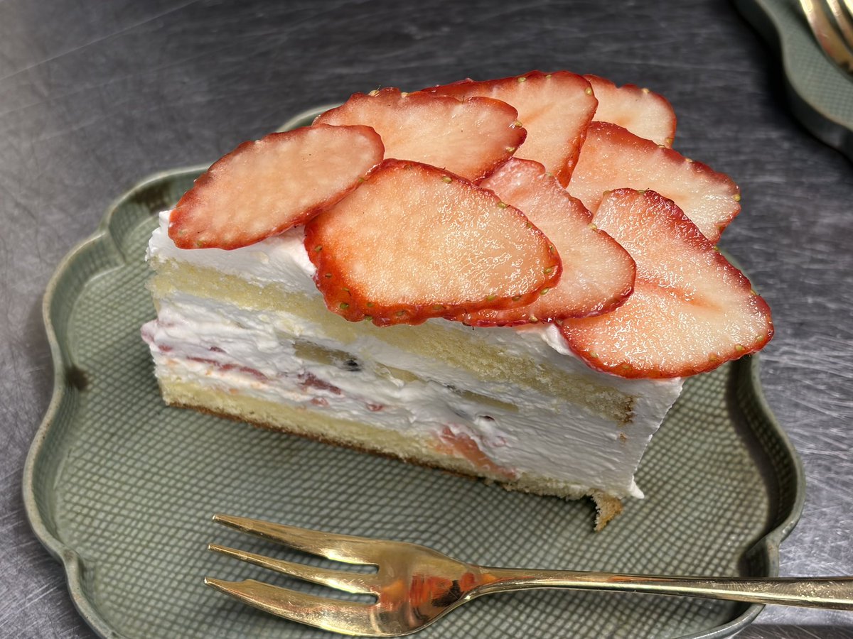 今夜もたくさん食べていただきありがとうございました　久々に無添加ウニ入荷もすぐ完売　アボカドとズワイガニタルタル　山菜と新たけのこのはまぐり出汁　ケーキも昨夜感激されたお客様が友人にぜひ食べさせたいと一緒に来店　またまたケーキを注文されたのでした　コースの方々も大満足で帰られ