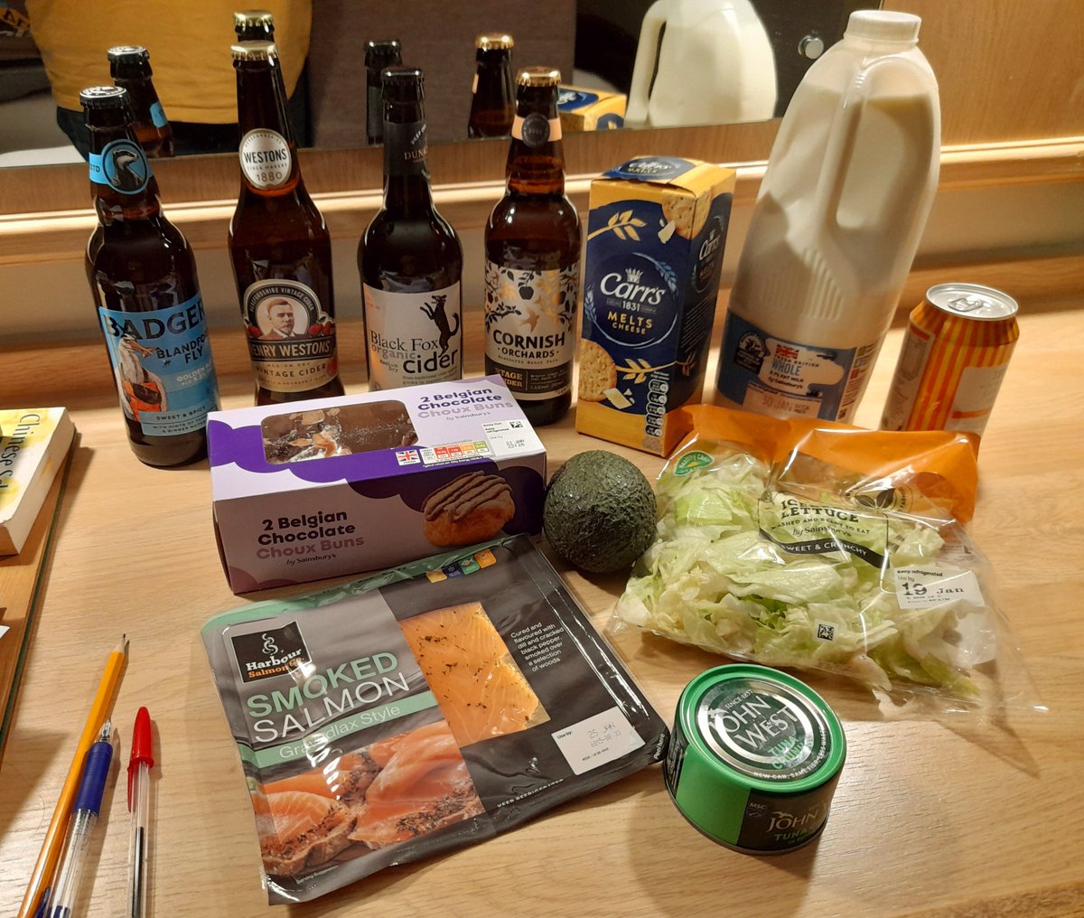 KentPiano's tweet image. ✨ new Feck fad diet w/e cheats ✨

Choux + cheese melts with beer or vintage ciders 🧀🍏
Weekend cheats = smoked black pepper salmon with iceberg + tuna with 🥑 so far I've put weight ON 🔛
#diet #beer #cider #foodie #fun 🥰