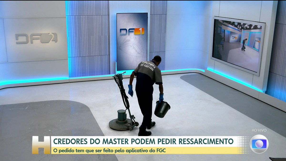 tulio's tweet image. A Globo fazendo faxina no estúdio do #DF2