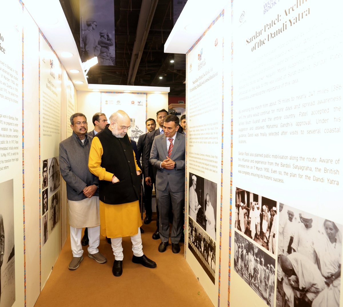 AmitShah's tweet photo. आज 'नई दिल्ली विश्व पुस्तक मेला' में सरदार सा��ब के जीवन और योगदान पर बनी प्रदर्शनी का अवलोकन किया।

टुकड़ों-टुकड़ों में बँटे देश को एकीकृत कर एक भारत का निर्माण करने वाले सरदार साहब का 150वाँ जयंती वर्ष मनाकर मोदी सरकार उनके महान व्यक्तित्व व विशाल कृतित्व को नई पीढ़ी में अजर-अमर बन��� रही है। यह प्रदर्शनी युवाओं में देश की रक्षा व अखंडता के संकल्प को और भी मजबूत बनाएगी।