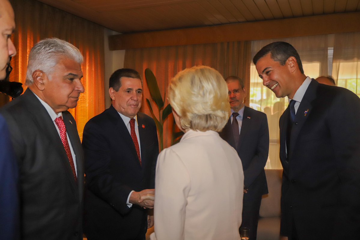 Horacio_Cartes's tweet image. 1/2 ¡Un paso histórico! 
La firma del acuerdo del Mercosur con la Unión Europea, es un logro trascendental que refleja la visión estratégica de quienes trabajamos por una integración real y efectiva durante varios años.